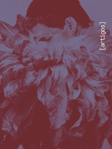 Página com uma estética monocromática em tons de vermelho escuro. A imagem central, com uma textura granulada e dramática, mostra o perfil de uma pessoa, voltado para a esquerda. Grande parte do rosto e do pescoço está oculta por formas orgânicas, densas e rugosas, que lembram grandes pétalas de uma flor murcha ou folhas secas, criando um efeito de fusão entre o humano e a natureza. Apenas o contorno superior da cabeça, parte do cabelo curto e a orelha são visíveis. No canto superior direito, está escrito na vertical e em branco: "[artigos]". O fundo é liso, em um tom de vermelho ligeiramente mais claro que a imagem central.