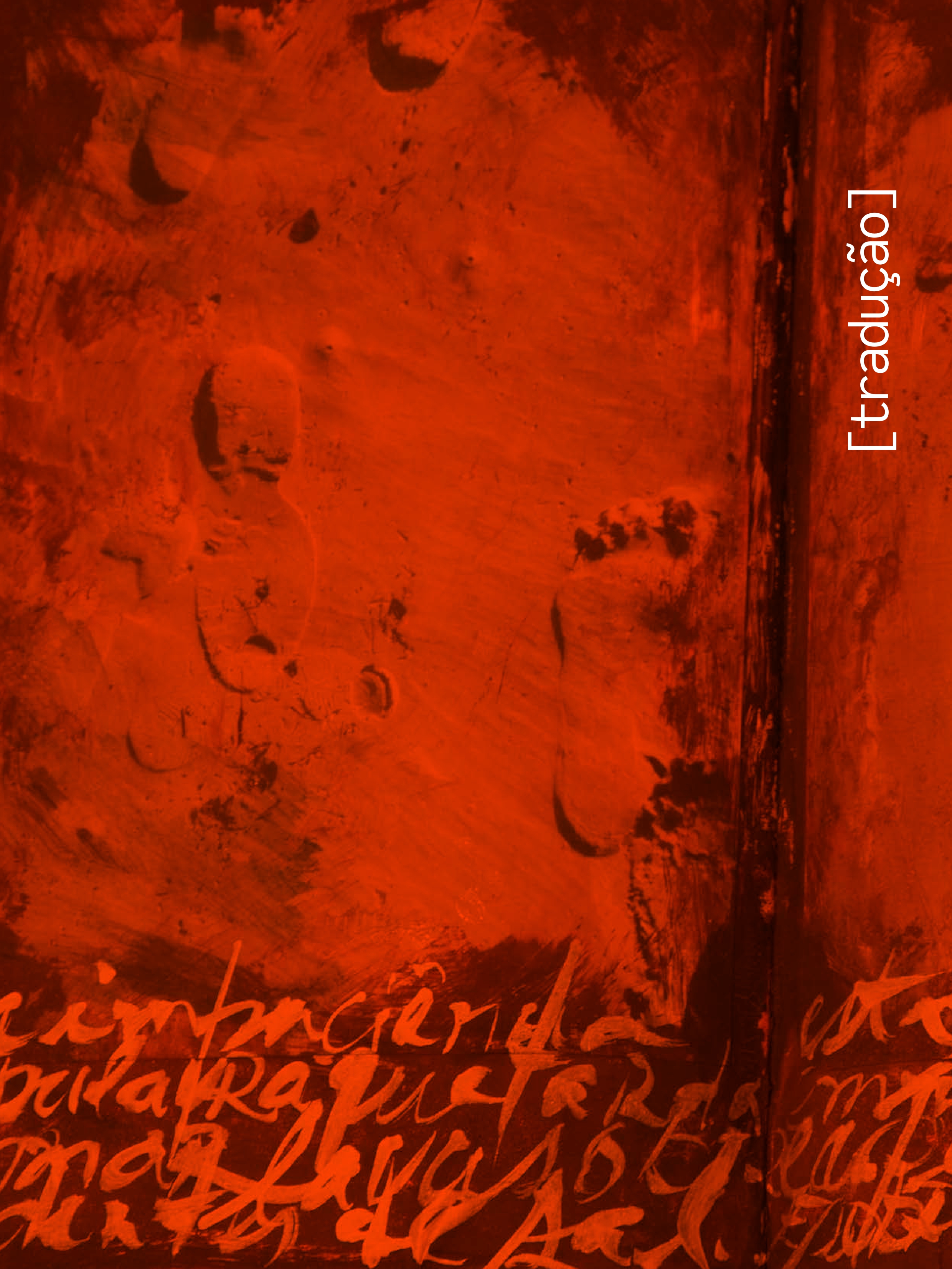 Imagem em tons intensos de vermelho e laranja, com textura de pintura abstrata. Há marcas que lembram pegadas ou relevos no centro e inscrições manuais em branco na parte inferior. À direita, na vertical, está escrita a palavra “[tradução]” em letras brancas.